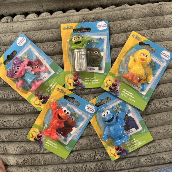 Sesame Street 2.5" MINI Figures BONUS CARD Cake Topper Elmo Oscar Set Of 5 NEW - Picture 7 of 9